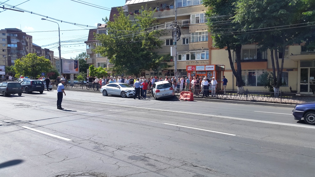 Round sail Policeman Accident în Piatra-Neamț. A intrat cu mașina în gardul de pe trotuar